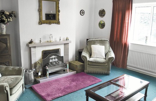 Aysgarth Cottage | Pet-Friendly Retreat with Cozy Living Room and Dining Space