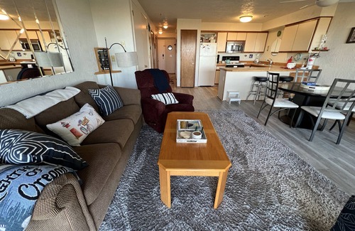 Seaside Condo | Oceanfront Retreat Steps from Downtown Shopping and Dining