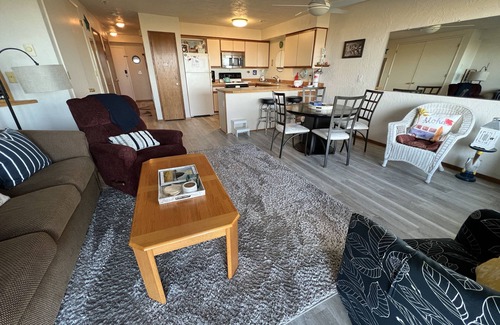 Seaside Condo | Oceanfront Retreat Steps from Downtown Shopping and Dining