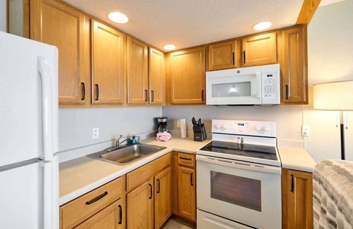 Lincoln City Condo | Inviting Ground Floor Queen Studio with Ocean View & Fireplace