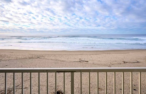 Lincoln City Condo | Inviting Ground Floor Queen Studio with Ocean View & Fireplace