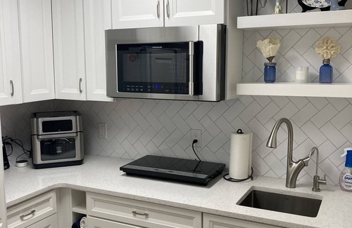 Osprey Village Apartment | Ideal Getaway Steps from Pier, Dining & Shopping