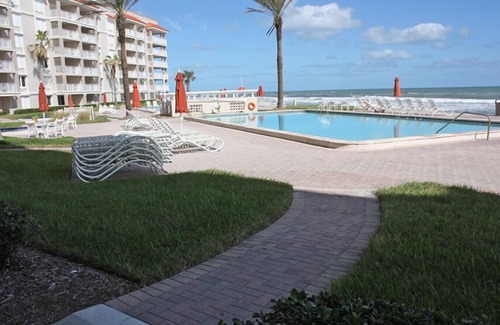 New Smyrna Beach Condo | Convenient Ground Floor Suite with Pool and Family Amenities