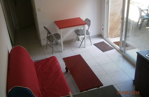 Saint-Pierre-de-Vassols Cottage | Cozy Ground Floor Apartment with Pool & Lake Views