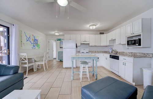 Lake of the Ozarks Condo | Convenient Ground Level Unit with Pool and 180° Views