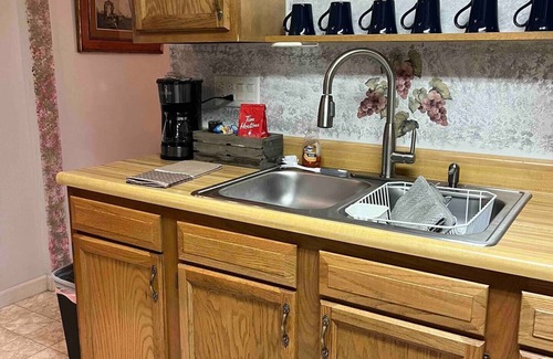 Ligonier Apartment | Cozy Ground Unit with Full Kitchen in Boutique Hotel