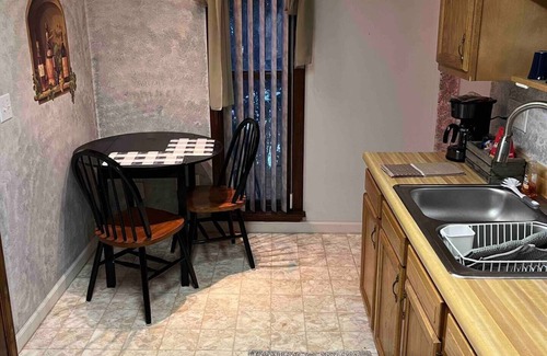 Ligonier Apartment | Cozy Ground Unit with Full Kitchen in Boutique Hotel