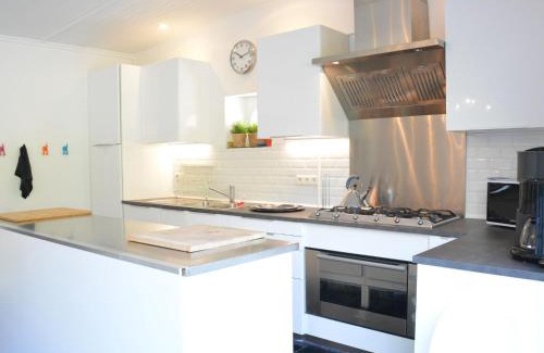 Anhee House | Welcoming Holiday Home with Private Terrace for Families