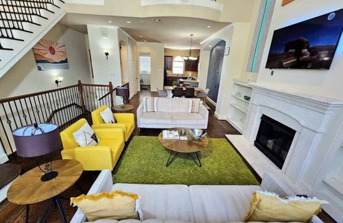 Woodlake - Briar Meadow House | Group-Friendly Galleria Spot | 3BR | Sleeps 8