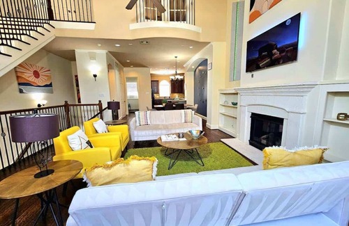 Woodlake - Briar Meadow House | Group-Friendly Galleria Spot | 3BR | Sleeps 8