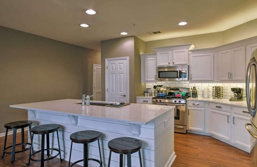 Smyrna Condo | Modern Group-Friendly Home Near SunTrust Park, Atlanta