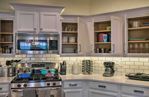 Smyrna Condo | Modern Group-Friendly Home Near SunTrust Park, Atlanta