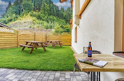 Itter House | Cozy Group Retreat with Beer Garden by Ski Resort