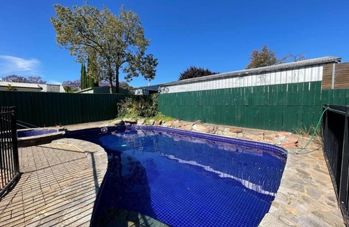 Westbourne Park Apartment | Relaxing Group House with Scenic Salt Pool and Spa
