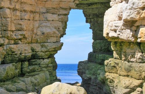 Flamborough House | Welcoming Grove Cottage in Flamborough for Families & Pets