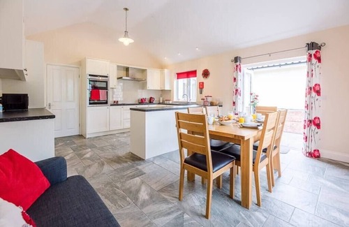 Woodbridge House | Discover Grove Farm Bungalow with Pool in Dallinghoo