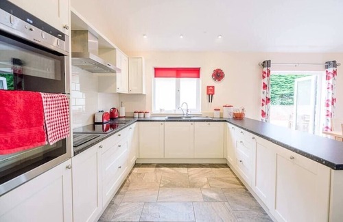 Woodbridge House | Discover Grove Farm Bungalow with Pool in Dallinghoo