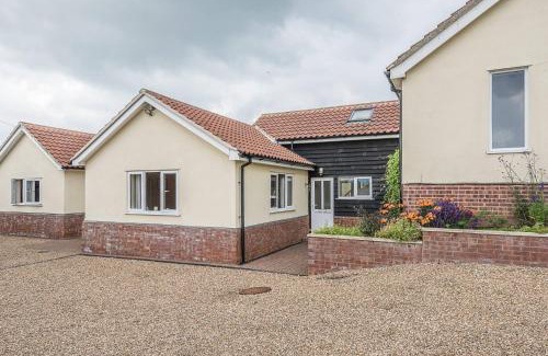 Woodbridge House | Inviting Grove Farm Bungalow with Pool in Dallinghoo