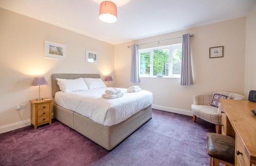 Woodbridge House | Inviting Grove Farm Bungalow with Pool in Dallinghoo