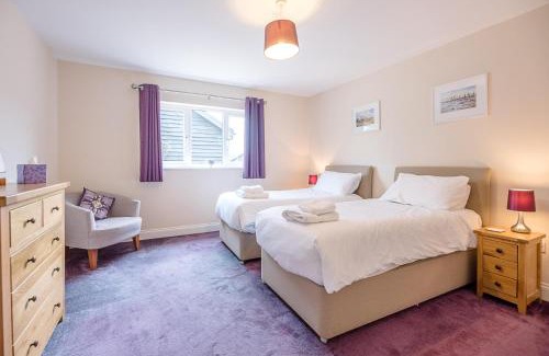 Woodbridge House | Inviting Grove Farm Bungalow with Pool in Dallinghoo