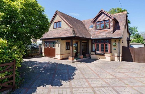 Gosport Cottage | Grove Lodge: Ideal Stay for 13 with Pet-Friendly Comfort