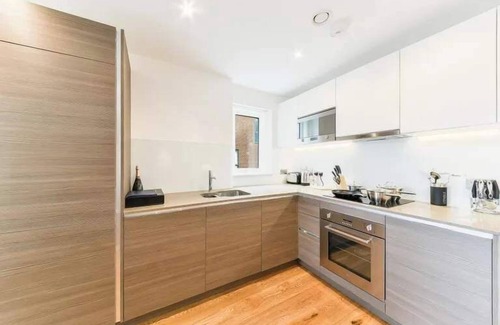 Fryent Apartment | Grove Park Cozy Apartment in London