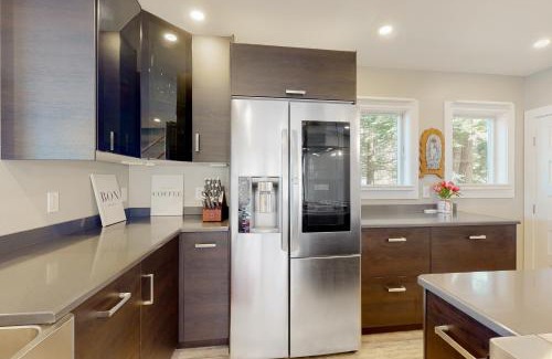 Barnard House | Family-Friendly Grove Road Lakehouse - 4-Star Retreat