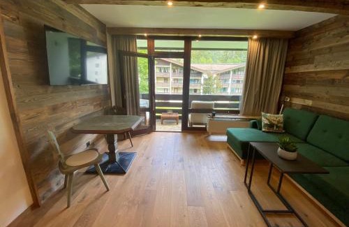 Sankt Martin bei Lofer Apartment | Stylish Chalet in Grubhof Park with Indoor Pool & Balcony