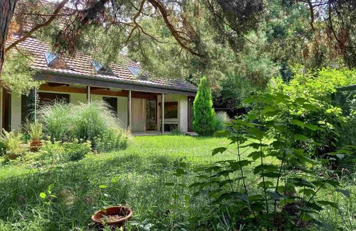 Aesch House | Idyllic Villa Retreat with Sauna and Hot Tub Amenities