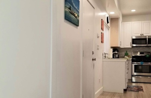 Del Rey House | Guest Rated 10/10: Gst House with Pool Near Venice Beach