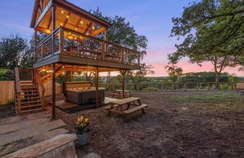 Kerrville House | Guadalupe Bluff Bunk House: Family-Friendly Retreat with Hot Tub