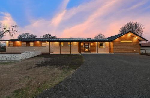Kerrville House | Modern House Retreat at Guadalupe Bluff with Hot Tub