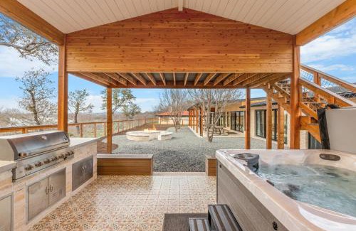 Kerrville House | Modern House Retreat at Guadalupe Bluff with Hot Tub