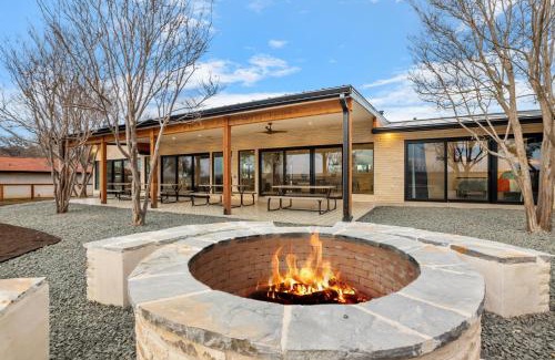 Kerrville House | Modern House Retreat at Guadalupe Bluff with Hot Tub