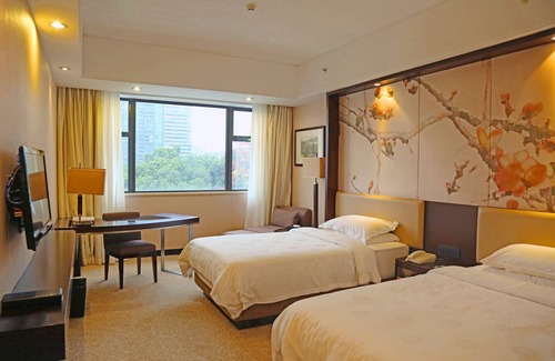 Yuexiu Hotel | Impressive Guangdong Yingbin Hotel with Pool & Dining Options