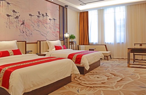 Yuexiu Hotel | Impressive Guangdong Yingbin Hotel with Pool & Dining Options