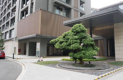 Yuexiu Apartment | Relax at Guangzhou Yu Apartment with Pool and Spa Amenities