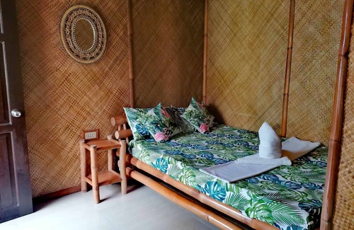 Daanbantayan House | Cozy Guanna's Place Room with Restaurant & Breakfast Options