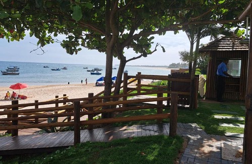Centro Apartment | Explore Guarajuba Paraíso: Oceanfront Retreat with Hot Tub