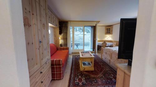 Champfer Apartment | Elegant Guardalej 205: Family-Friendly with Private Pool