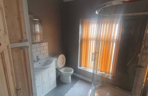 Six Bells House | Cozy Guardian View: Family-Friendly with Breakfast Included