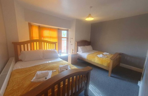 Six Bells House | Cozy Guardian View: Family-Friendly with Breakfast Included