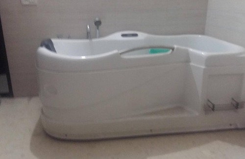 Delhi House | Joyful Retreat with Spa & Hot Tub Amenities Await You