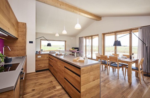 Westertilli House | Elegant Gud Jard Lodge Nr 19 with Ocean View & Hot Tub
