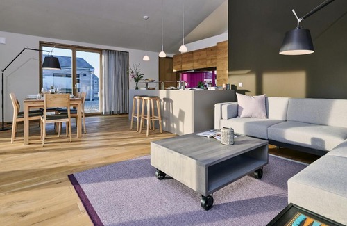 Westertilli House | Elegant Gud Jard Lodge Nr 19 with Ocean View & Hot Tub