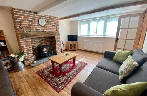Ottery St Mary House | Pet-Friendly Retreat at Guernsey Cottage - Rated 10/10