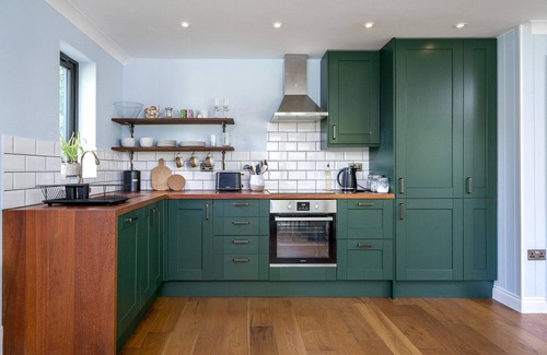 Hindhead Cabin | Cozy Guest Cabin in the Hampshire Woods - Rated 9.8/10
