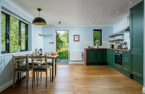 Hindhead Cabin | Cozy Guest Cabin in the Hampshire Woods - Rated 9.8/10