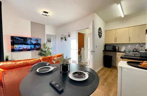 Cradley Apartment | Top-Rated Apartment 3: Family-Friendly Stay with Parking