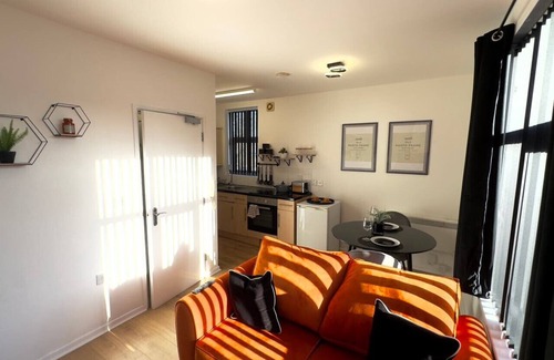 Cradley Apartment | Top-Rated Apartment 3: Family-Friendly Stay with Parking